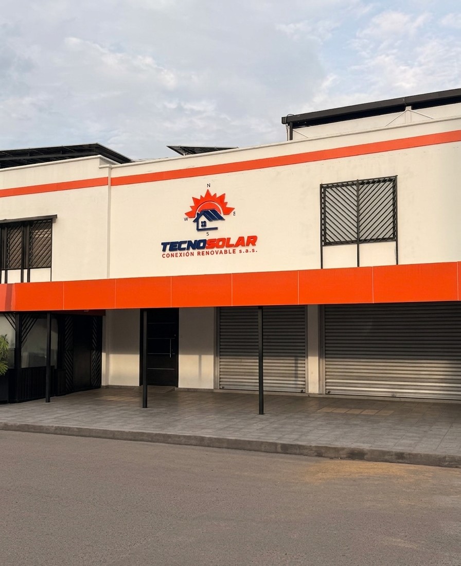 Equipo TecnoSolar instalando paneles solares en Cúcuta
